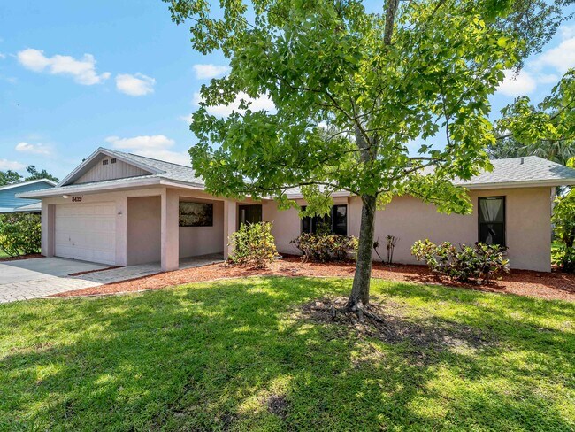 Foto del edificio - 8429 Cypress Lake Cir