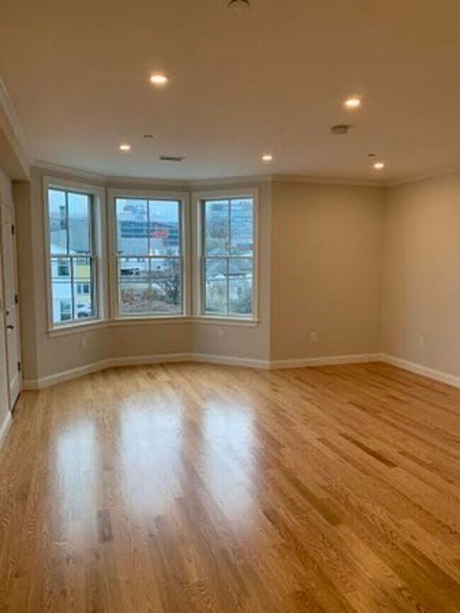 Foto del edificio - Modern 3-bed w/3-bath & 2-parking included