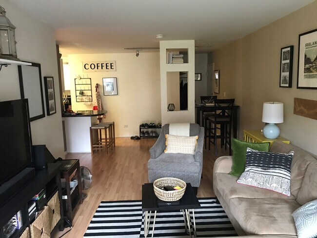 Living Room - 435 W Oakdale Ave