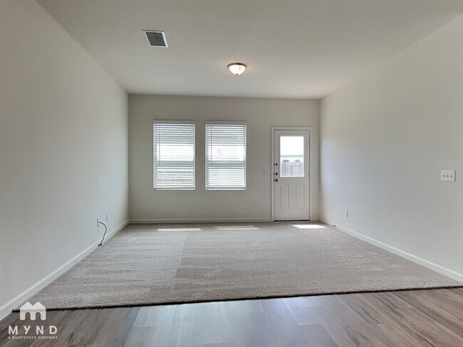 Foto del edificio - 1056 Banyon Tree Ln