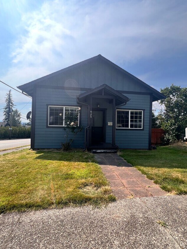 Primary Photo - 2 Bedroom 1 Bathroom House!