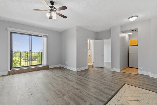 Building Photo - 4520 N Clarendon Ave