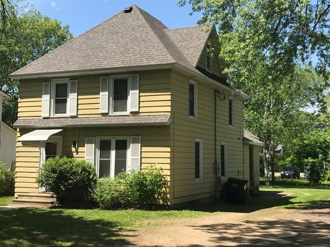 Building Photo - 1011 7th St E