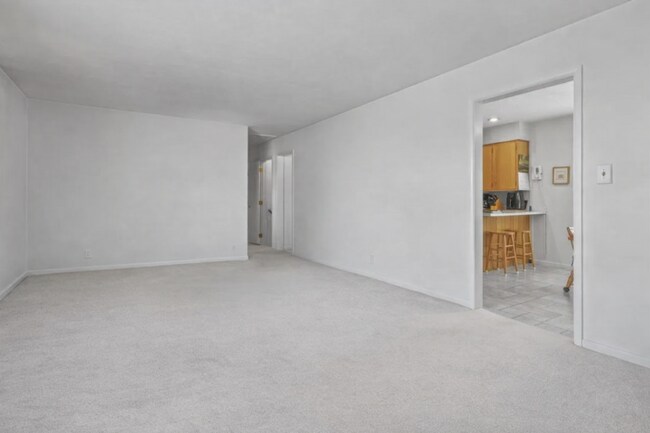 Foto del edificio - SUMMER SPECIAL! Beautiful 3 bedroom house on Bloomington's Eastside - Available Now!