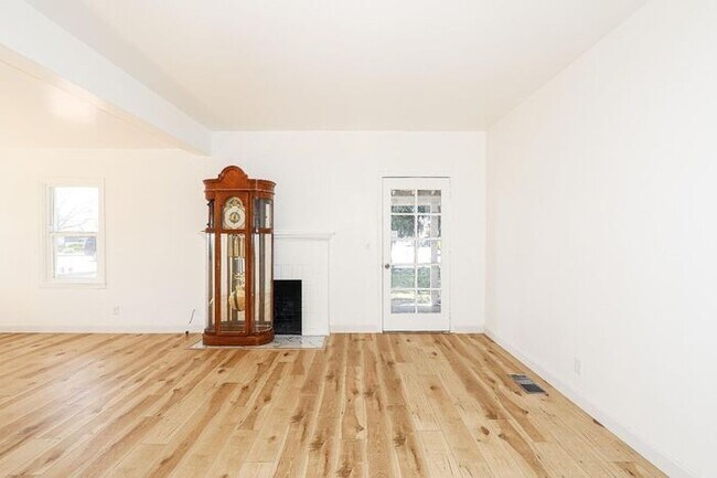 Building Photo - Ceres 3 bed 2 bath 2 story home