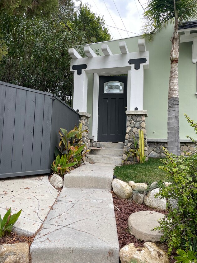Front entrance - 3200 Menlo Dr