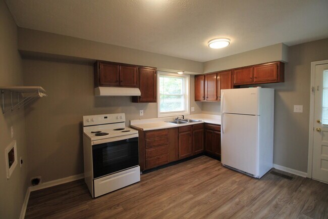 Building Photo - 115 Queensway Dr