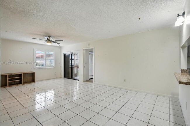 Foto del edificio - 9802 Hammocks Blvd