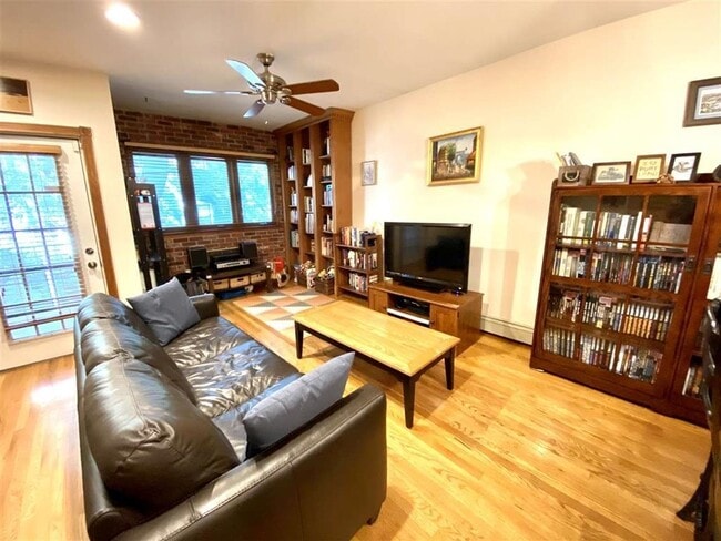 Foto del edificio - 556 1ST St