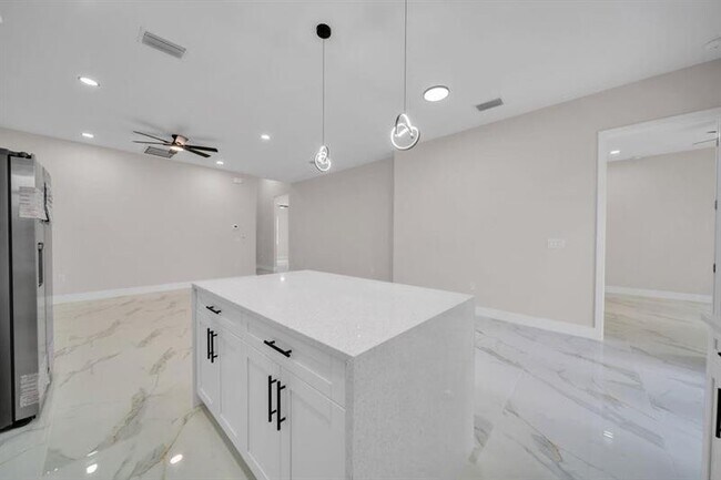 Foto del edificio - 732 Jack Ave S