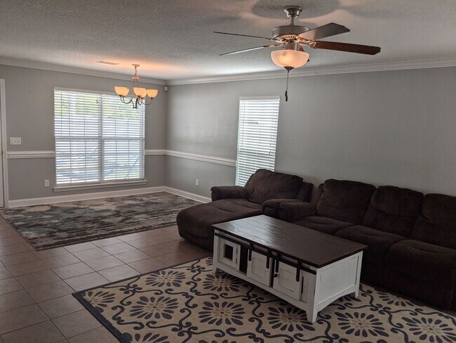 Building Photo - Available June 1st!!! $1750 a month!!!