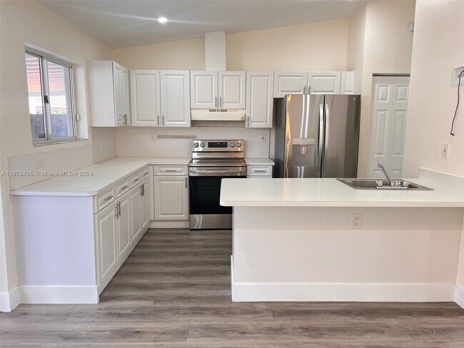 Foto del edificio - 18384 NW 76th Pl