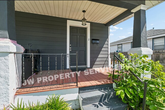 Foto del edificio - 1611 Hesiod St