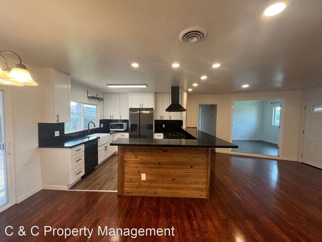 Foto del edificio - 4 br, 2 bath House - 1770 Luxton St