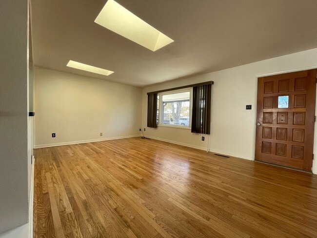 Building Photo - 3 Bed 2 Bath Home With 2000+ Square Feet W...