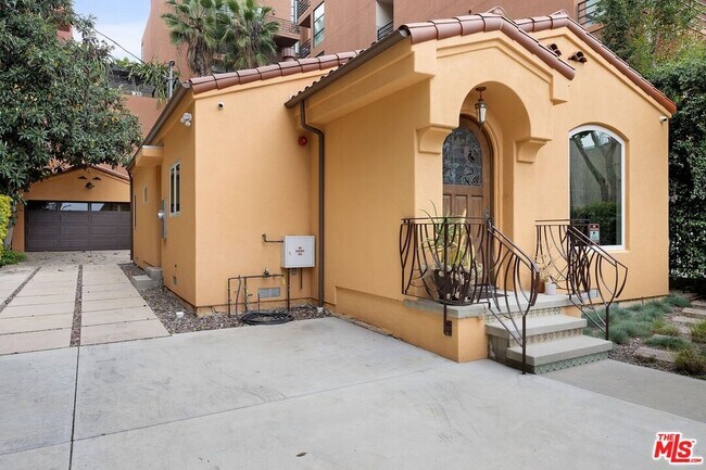 Building Photo - 1621 Vista Del Mar Ave