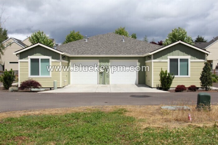 Primary Photo - 2 Bed, 2 Bath, Blocks from Intel in Hillsboro