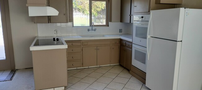 Kitchen - 704 N Thompson Ave