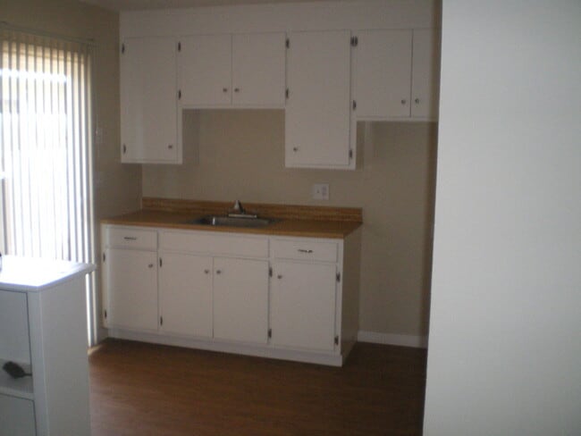 Building Photo - White Drive 1347/1349