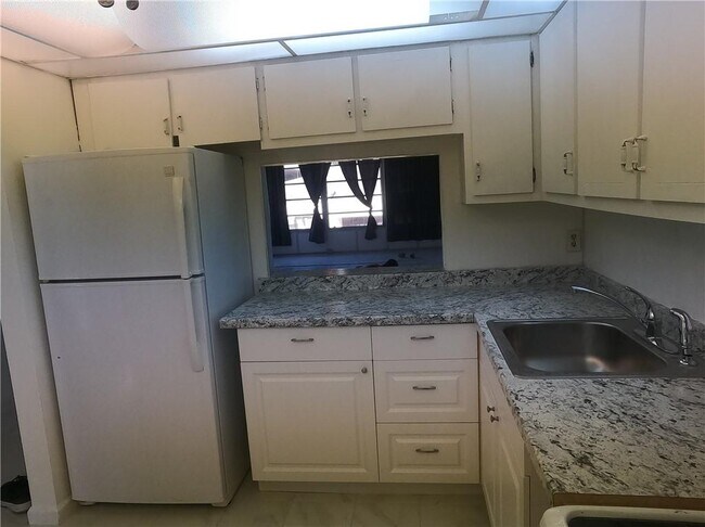 Foto del edificio - 8390 Sands Point Blvd