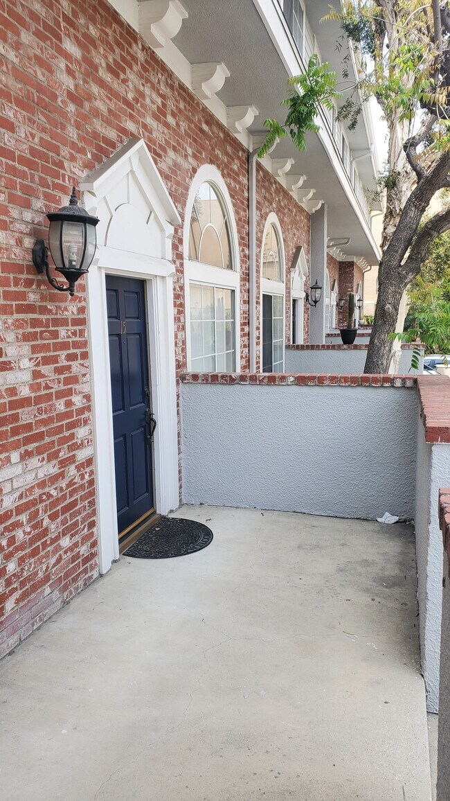 Foto del edificio - 8741 Darby Ave