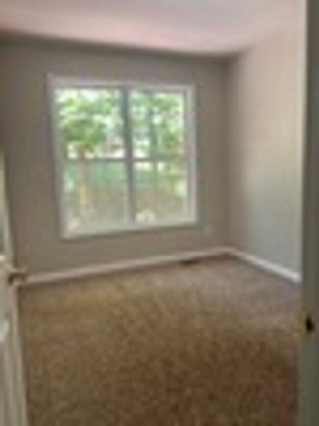 Foto del edificio - Great home with 2 separate entrances & a Fenced in yard!