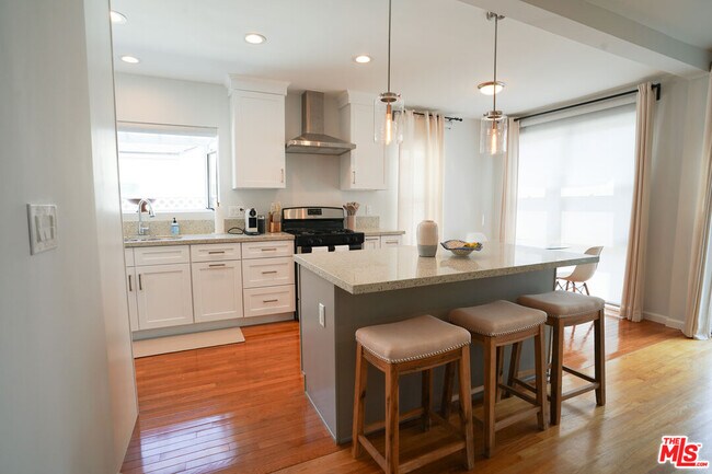 Building Photo - 311 N Doheny Dr