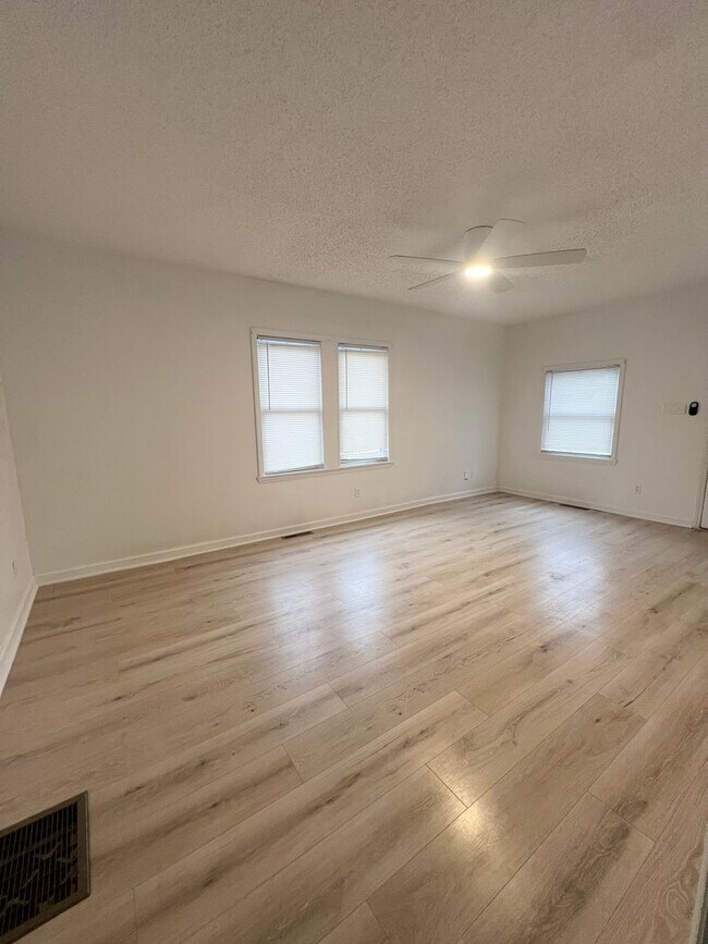 Building Photo - 3 Bedroom 2 Bath house Great Swannanoa Loc...