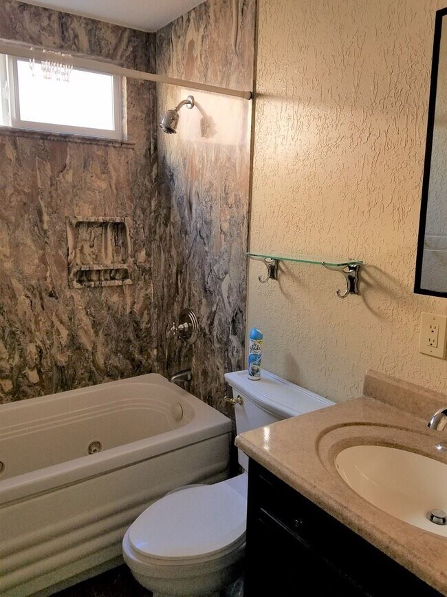 Foto del edificio - 4 br, 3 bath House - 570 BERKELEY WAY