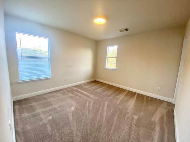 Foto del edificio - 518 Remington Chase Ct