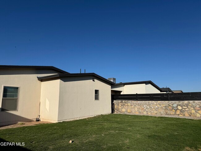 Building Photo - 15148 Concentrate Ave