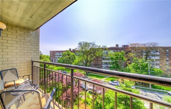 Foto del edificio - 703 Pelham Rd
