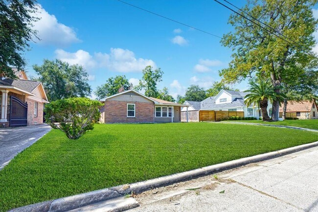 Building Photo - 614 Woodard St