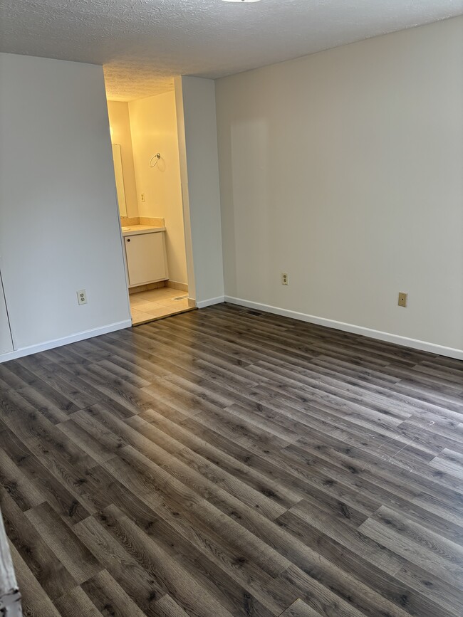 Building Photo - 973 Cross Country Dr E