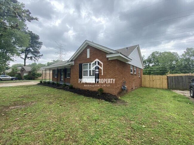 Building Photo - Adorable 4 bedroom 2 bath brick home.