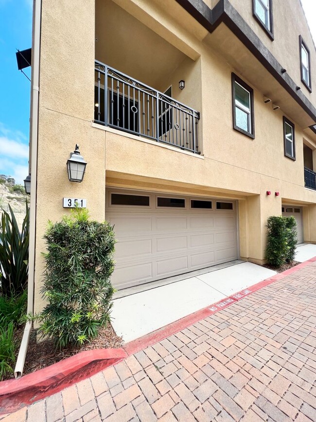 Building Photo - New 3BR Townhouse in San Marcos at Mission...