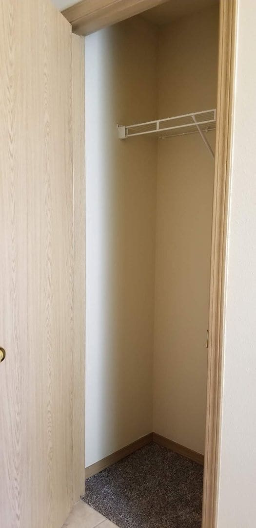 Building Photo - 3 bed, 2.5 bath with great room! N.Thursto...