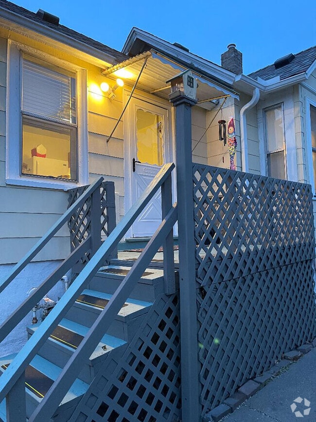 Building Photo - 910 Palace Ave