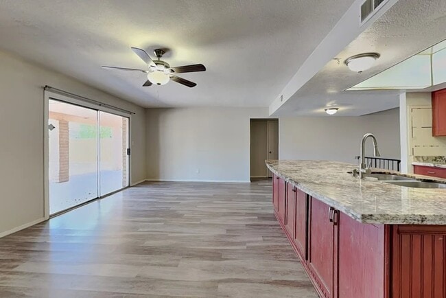 Building Photo - 4841 W Vogel Ave
