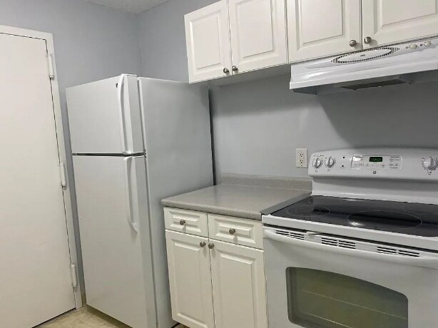 Stove - 2 Village Way