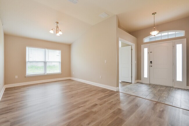 Building Photo - Inviting Comfort in a Charming Setting