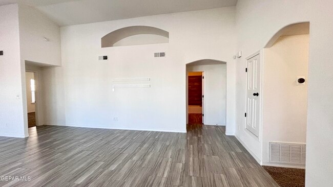 Foto del edificio - 12821 Rock Cliff Ave