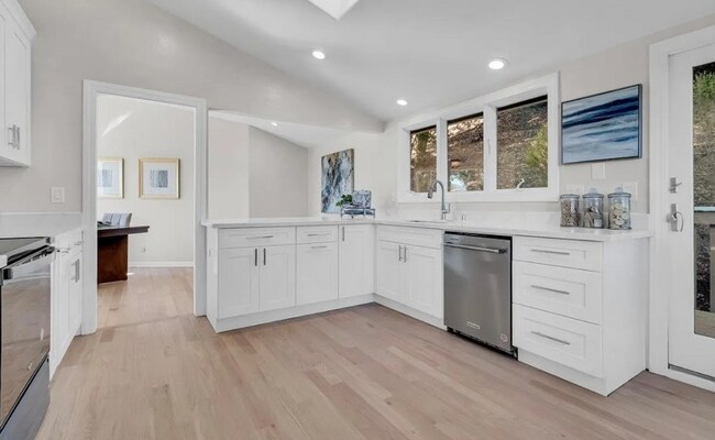 Building Photo - Private, Newly Remodeled 4 Bedroom 3.5 Bat...