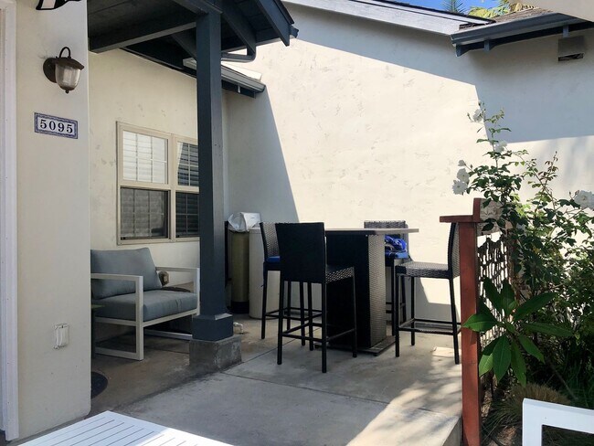 Building Photo - Gorgeous Condo a Block from the Beach in a...