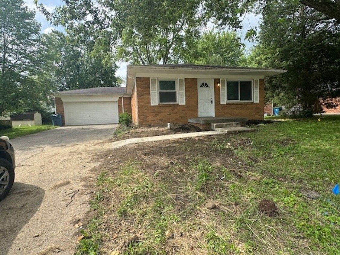 Foto principal - Beautiful Brick 3 Bedroom Home on East Side