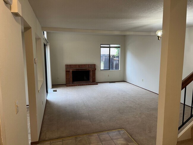 Foto del edificio - 3 Bedroom Hercules Townhouse Near Ohlone Park