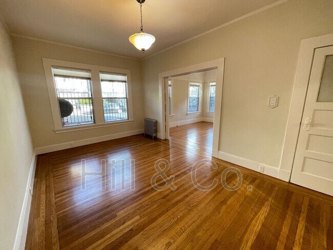 Foto del edificio - 214-14 Carl St