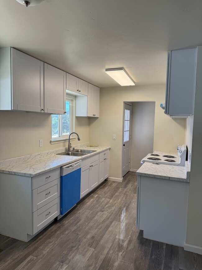 Kitchen - 5132 Center Oak Rd