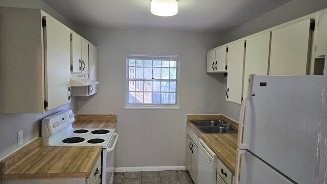 Building Photo - 2BR/1.5BA Close to the University of Flori...