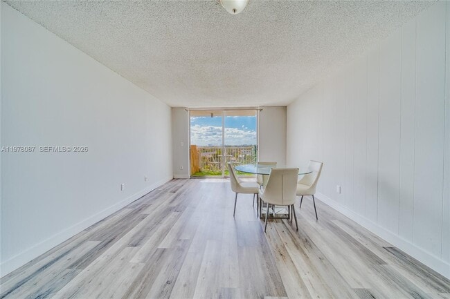 Foto del edificio - 2000 NE 135th St